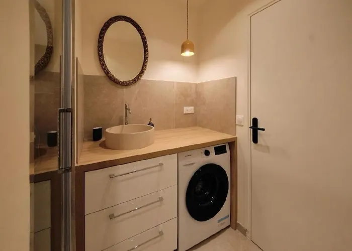 Апартаменты Chic & Cosy 2br - A Deux Pas Tour Eiffel 2br *